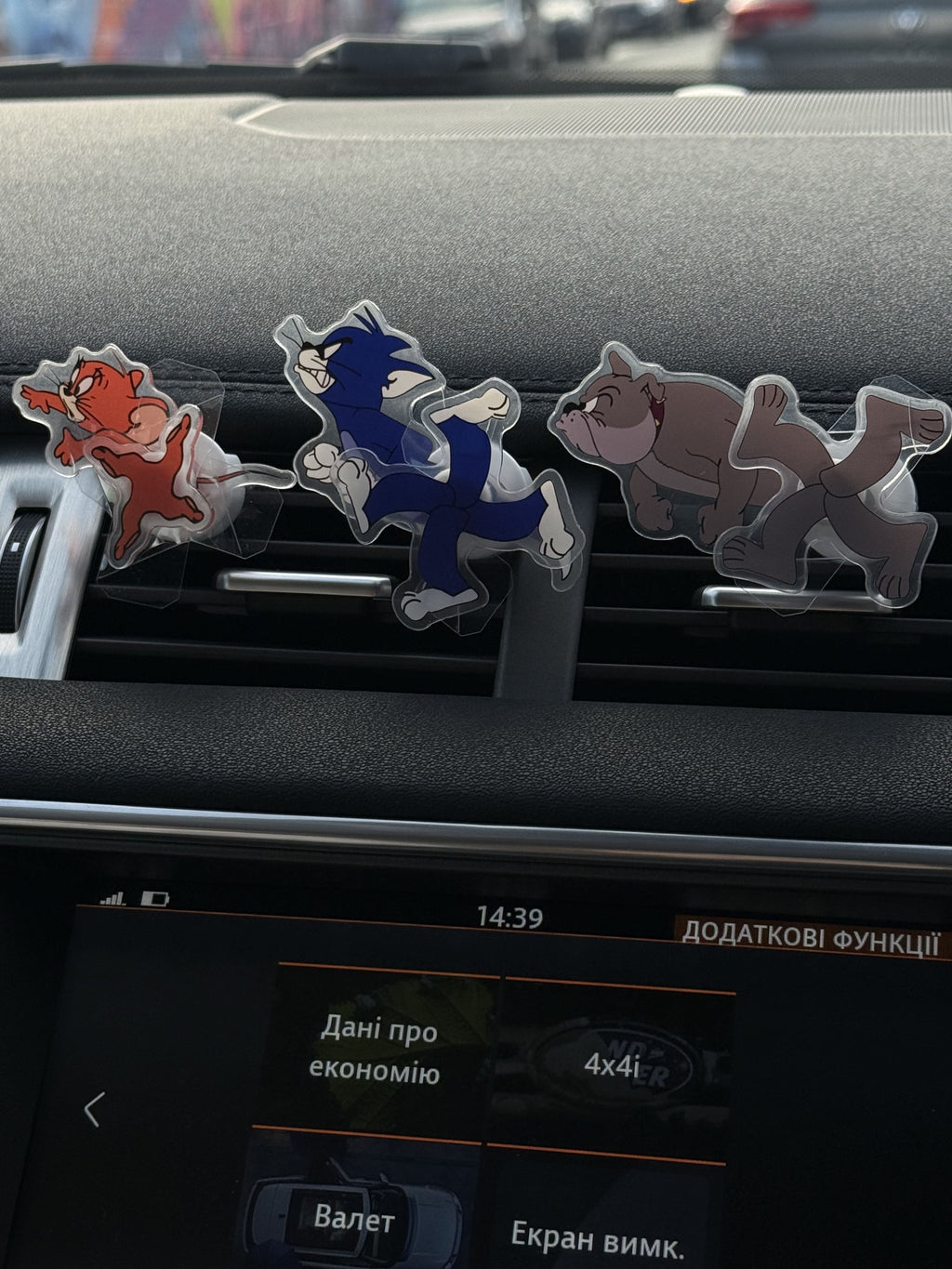 AutoXPrime™ Tom & Jerry Rotating Car Air Vent Decor – Cute Cartoon Accessory