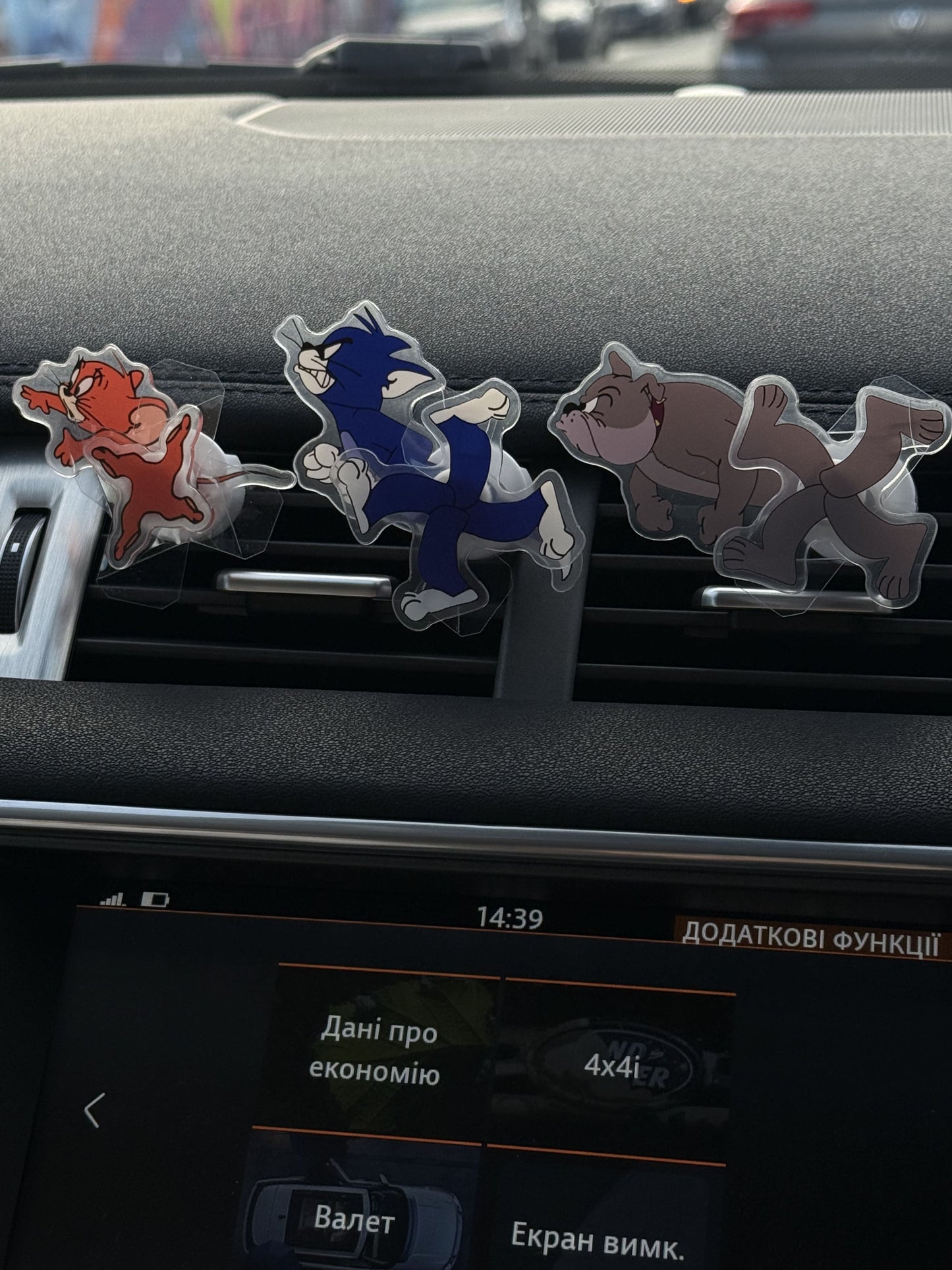 AutoXPrime™ Tom & Jerry Rotating Car Air Vent Decor – Cute Cartoon Accessory