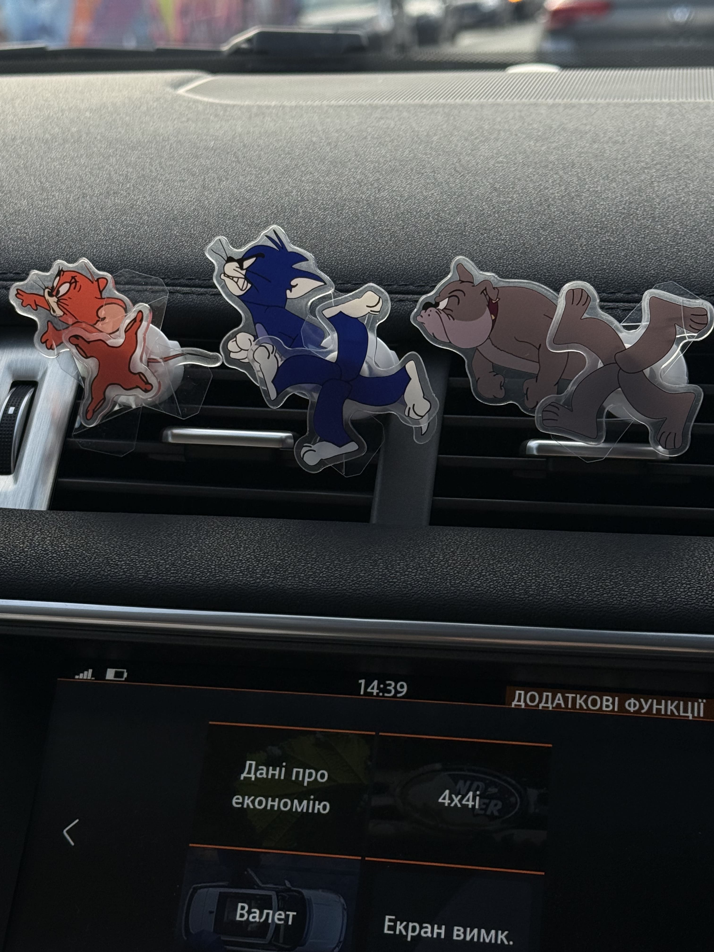 AutoXPrime™ Tom & Jerry Rotating Car Air Vent Decor – Cute Cartoon Accessory