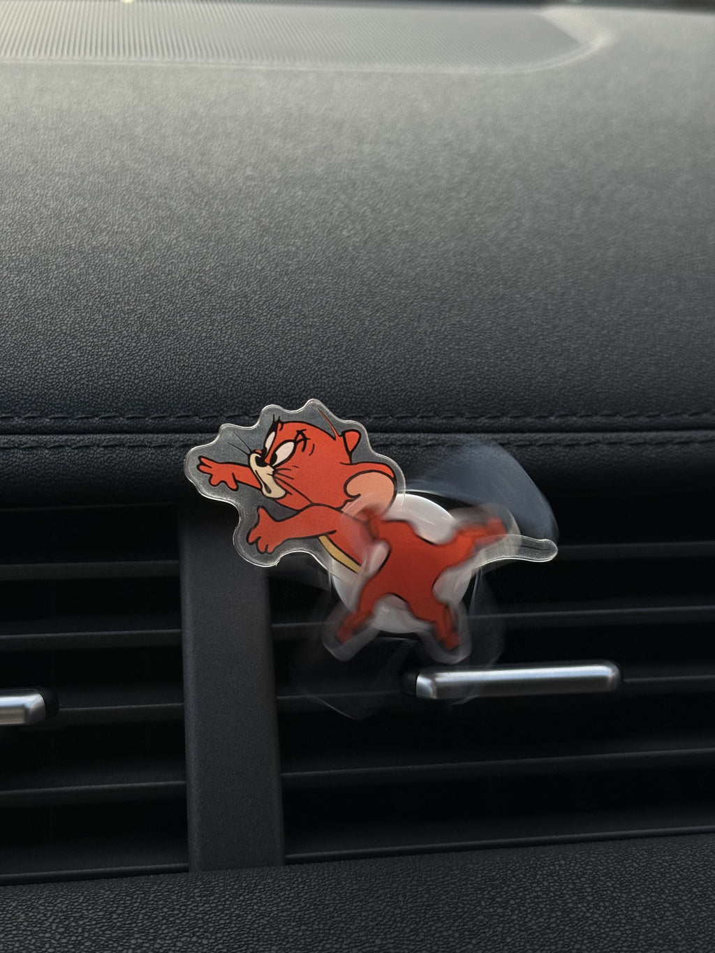 AutoXPrime™ Tom & Jerry Rotating Car Air Vent Decor – Cute Cartoon Accessory